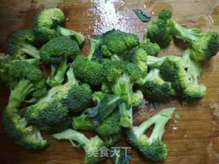 西兰花杏鲍菇炒猪头肉的做法步骤:2