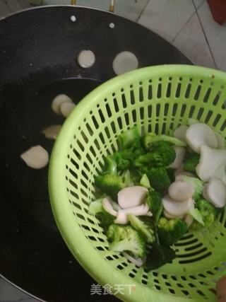 西兰花杏鲍菇炒猪头肉的做法步骤:7