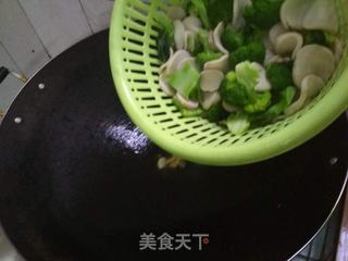 西兰花杏鲍菇炒猪头肉的做法步骤:8