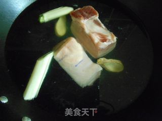 回锅肉的做法步骤：1