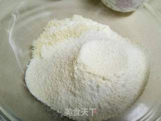 杏仁海绵蛋糕配白巧克力慕斯的做法步骤:2
