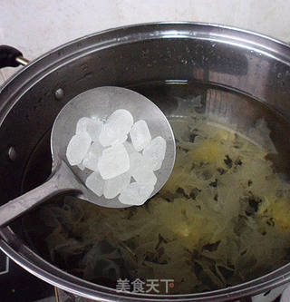 银耳炖梨的做法步骤:3