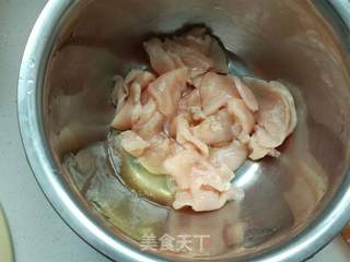 番茄浓汤汆肉片的做法步骤:3