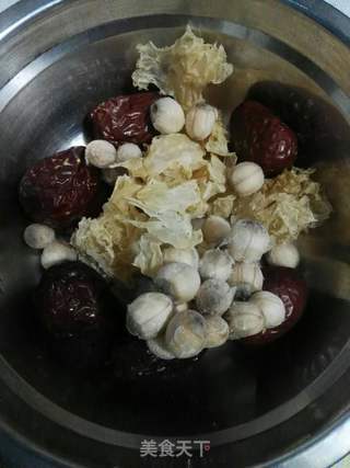 莲子红枣银耳汤的做法步骤：1