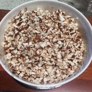 猪肉香菇鸡蛋卷的做法步骤:3