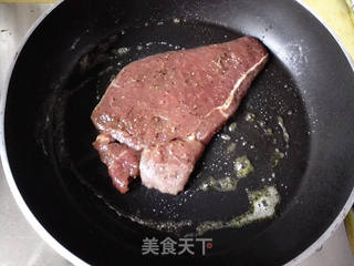#快手懒人餐#香煎牛排的做法步骤：2