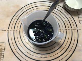 蝶豆花星空欧包的做法步骤:2