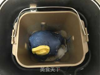 蝶豆花星空欧包的做法步骤:6