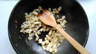 芋头油渣豆腐羹的做法步骤:4