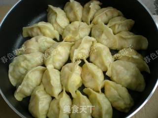 黄瓜胡萝卜鸡蛋水煎饺的做法步骤:7