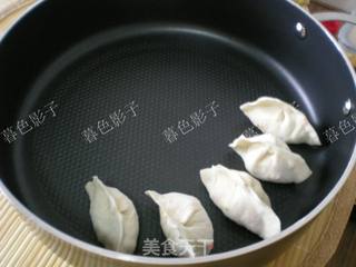 黄瓜胡萝卜鸡蛋水煎饺的做法步骤:5