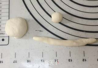 圣诞帽香菇香肠包的做法步骤:11