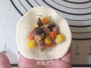 圣诞帽香菇香肠包的做法步骤:12