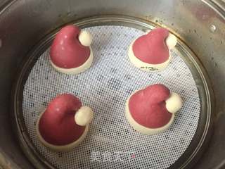 圣诞帽香菇香肠包的做法步骤:18