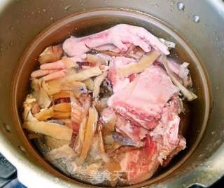 冬笋墨鱼骨头汤的做法步骤：1