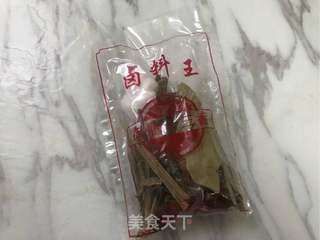 脆皮卤羊排的做法步骤:2