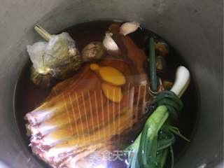 脆皮卤羊排的做法步骤:4
