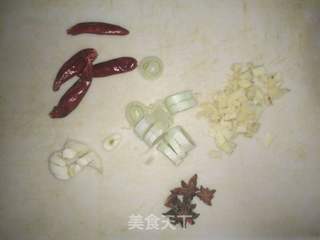 老厨帮菜:白菜木耳五花肉粉条的做法步骤:2