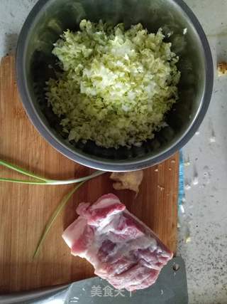白菜猪肉饺子的做法步骤：1