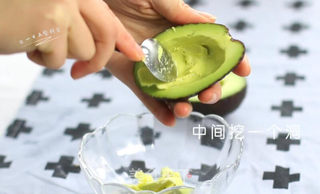 鸡蛋芝士焗牛油果的做法步骤:2
