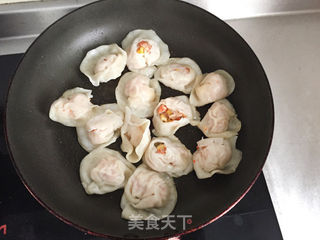 剩饺五分钟变煎饺 的做法步骤：2