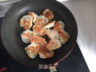 剩饺五分钟变煎饺 的做法步骤：3