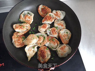 剩饺五分钟变煎饺 的做法步骤：4