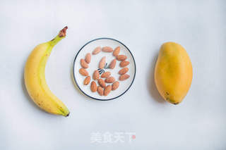 补脑的香蕉芒果杏仁汁的做法步骤：1