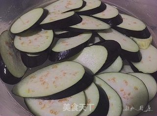 避风塘茄子的做法步骤:2