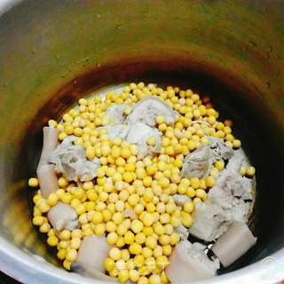 干豌豆炖猪尾汤的做法步骤:5
