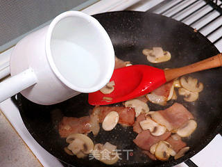 芝滋味浓滴【培根蘑菇白酱意面】的做法步骤:10