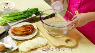 韩式辣白菜饺子的做法步骤:2