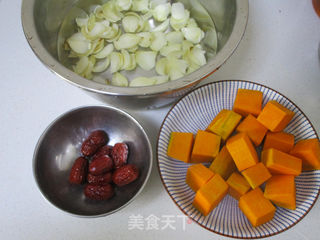 桂花百合南瓜汤的做法步骤:2