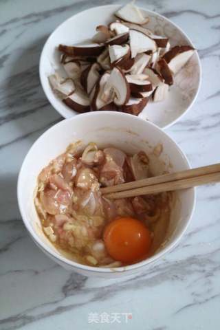 香菇蒸滑鸡的做法步骤:3
