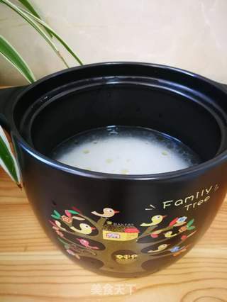 皮蛋瘦肉粥的做法步骤：1