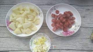 土豆腊肠焖饭的做法步骤:2