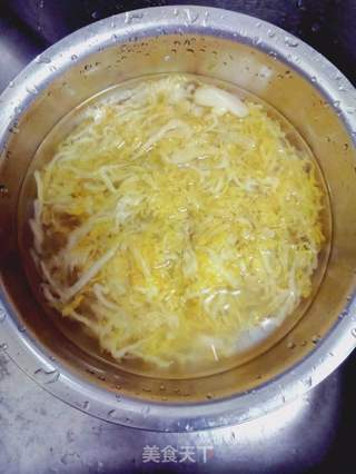 酸菜五花肉炖棒骨的做法步骤:3