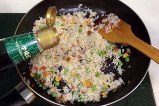磷虾三鲜炒饭的做法步骤:10