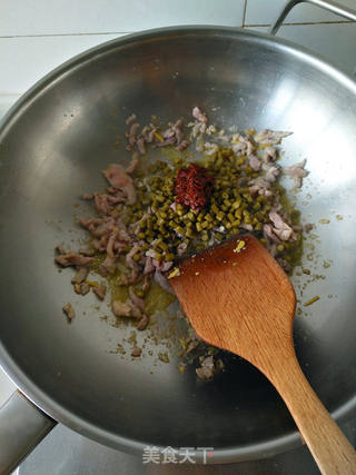 酸豆角肉丝米线的做法步骤:6
