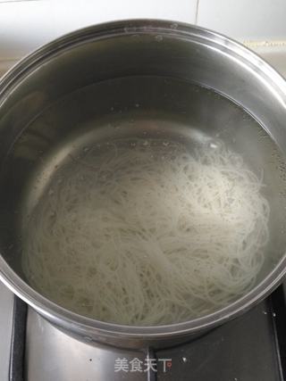酸豆角肉丝米线的做法步骤:8