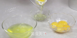 菠菜戚风蛋糕的做法步骤:2