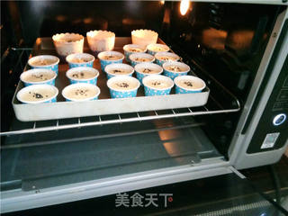 迷你南瓜纸杯蛋糕的做法步骤:12