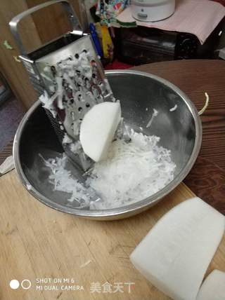 萝卜丝饼的做法步骤：1