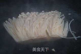 香烤肉末泡椒金针菇的做法步骤:2