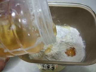 奶香蜂蜜麻花的做法步骤:3
