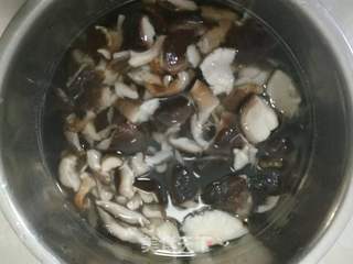 猪肉香菇虾仁饺子的做法步骤:2