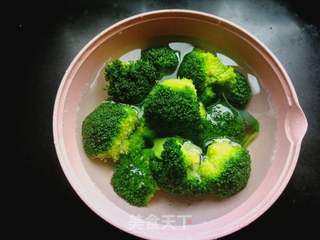 西兰花拌木耳的做法步骤:2