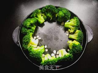西兰花拌木耳的做法步骤:3