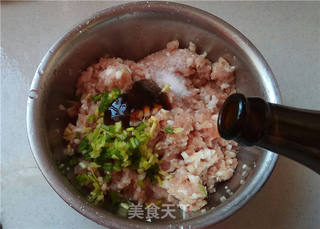 白菜猪肉水饺的做法步骤:2