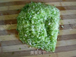 芹菜猪肉大馅水饺的做法步骤:2
